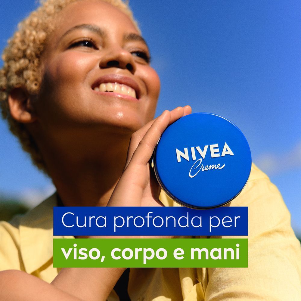 Donna tiene un barattolo di Nivea Creme al sole. Testo: 'Cura profonda per viso, corpo e mani'.