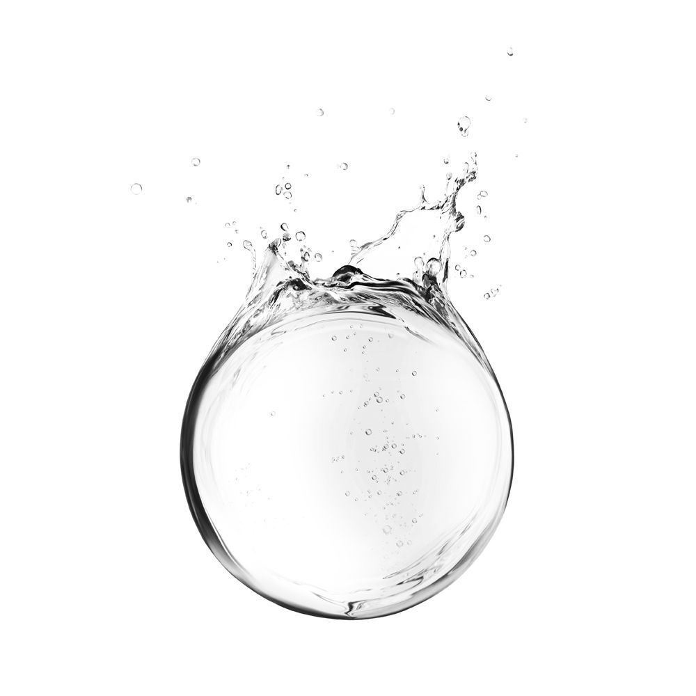 Schizzi d'acqua che rompono una forma sferica su sfondo bianco.