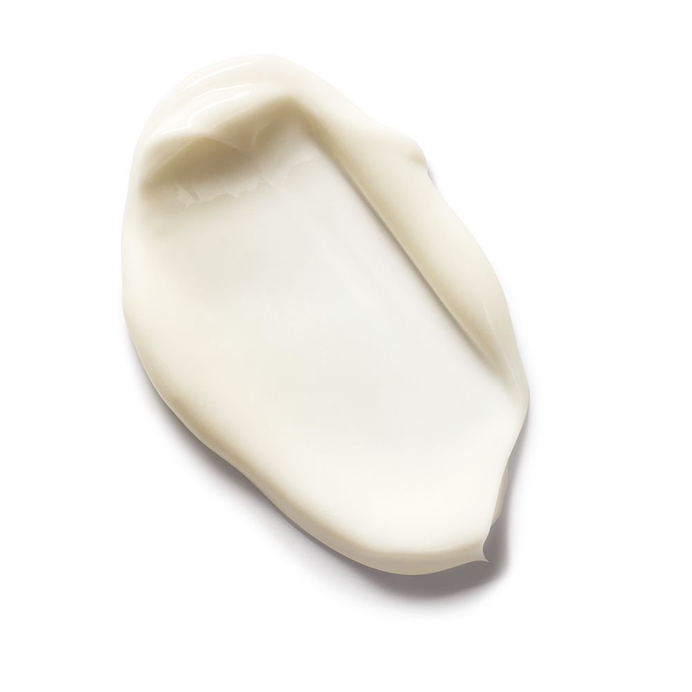 Una texture cremosa bianca di lozione per il corpo, su sfondo bianco.