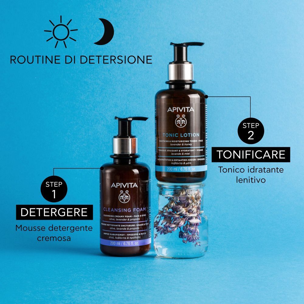 Lozione tonica APIVITA e schiuma detergente in una routine di pulizia.