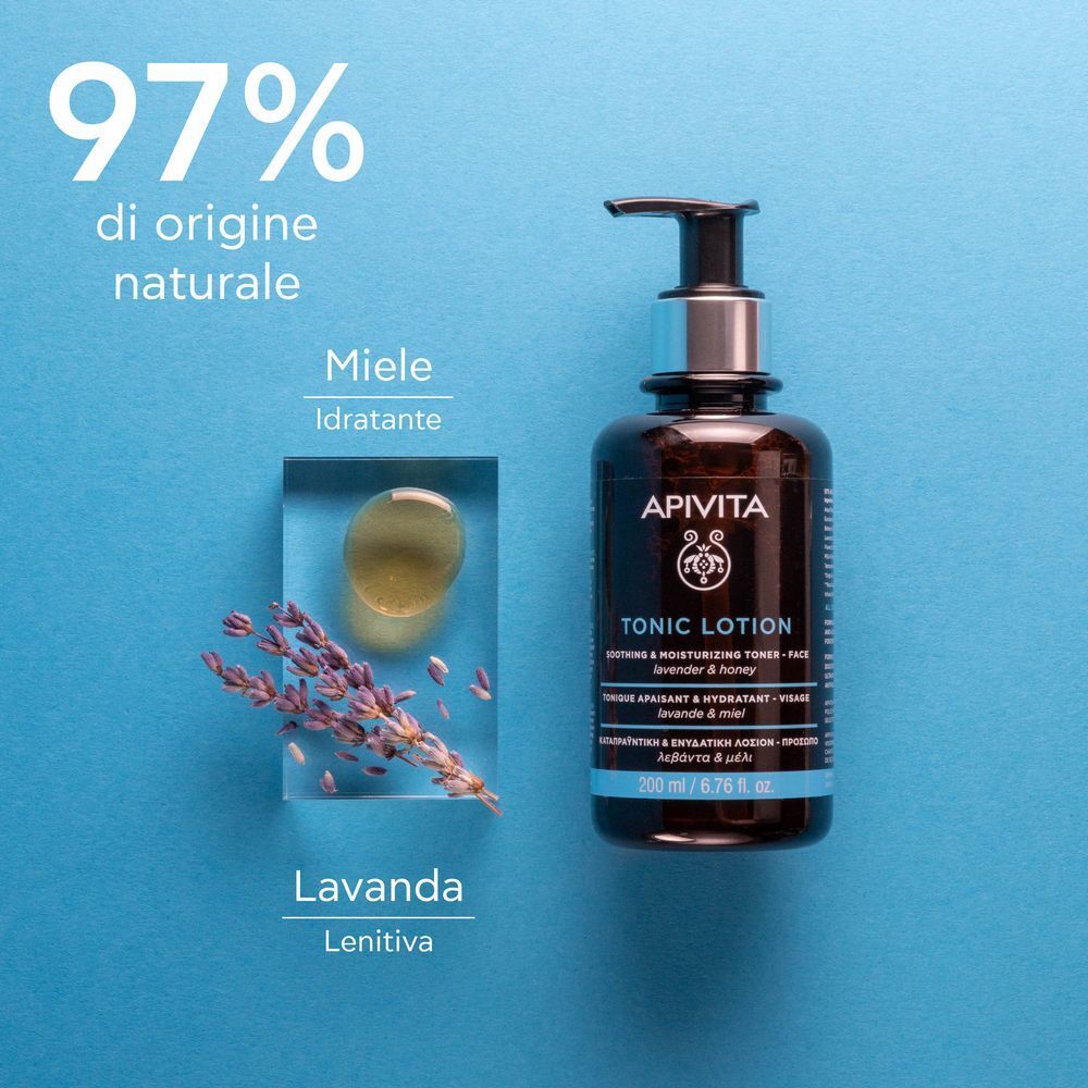 Flacone di Lozione Tonica APIVITA accanto a lavanda ed estratto di miele, 97% di origine naturale.