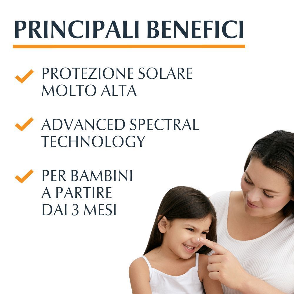 Donna e bambina sorridono, madre applica crema solare. Testo: Protezione solare molto alta, Advanced Spectral Technology, per bambini da 3 mesi.