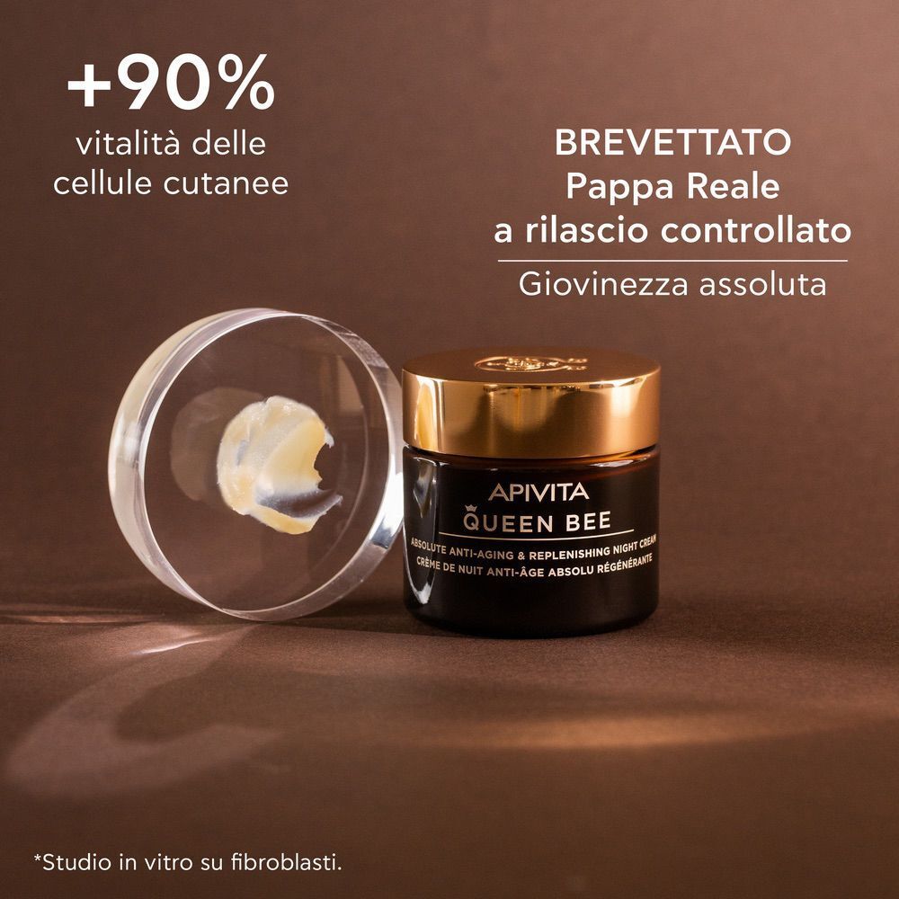 Crema notte APIVITA Queen Bee accanto a una capsula di Petri con crema e pappa reale.