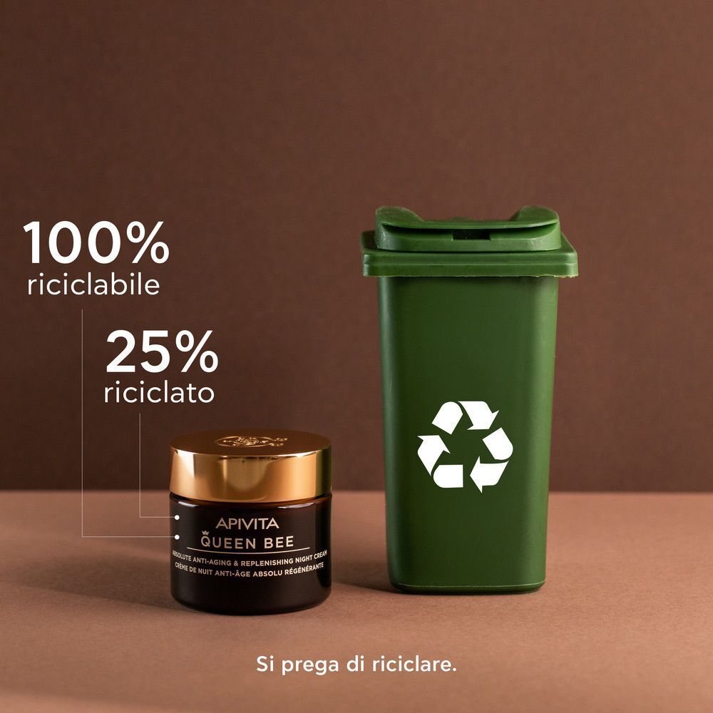 Crema notte APIVITA Queen Bee accanto a un bidone per il riciclaggio verde.
