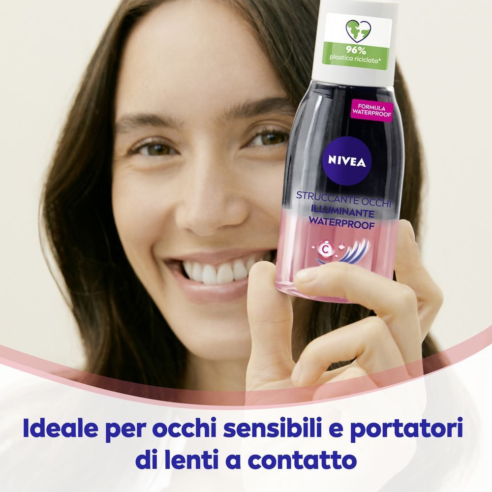 Donna tiene in mano un flacone Nivea Struccante Occhi Waterproof.