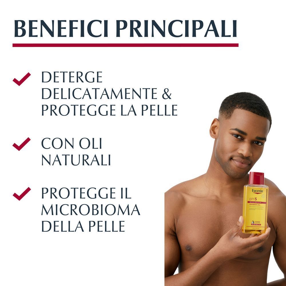 Uomo che tiene un flacone di olio doccia Eucerin pH 5.