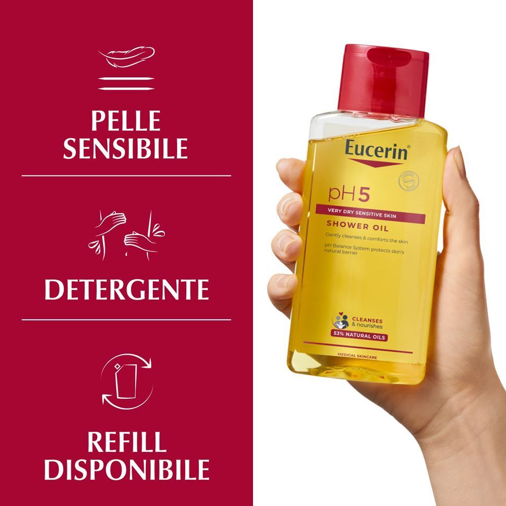 Mano che tiene un flacone di olio doccia Eucerin pH 5.