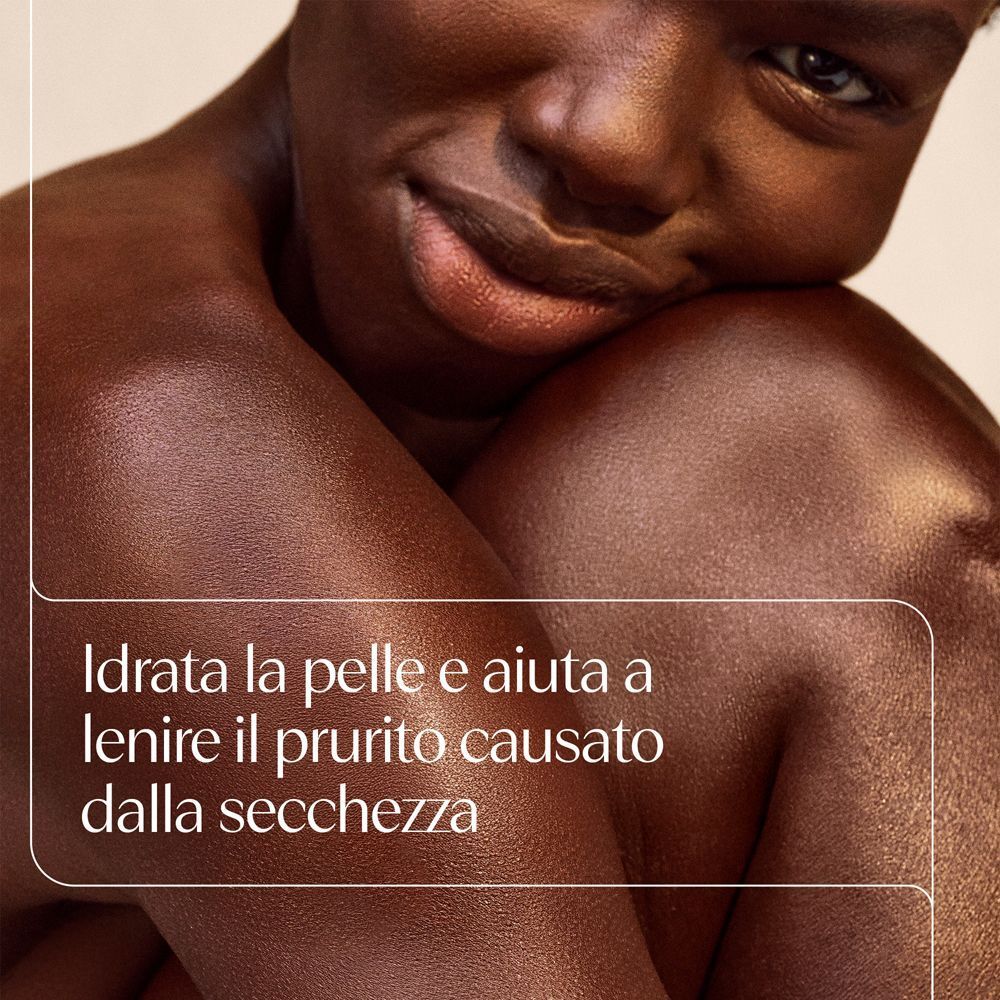 Pelle di una persona che usa la lozione lenitiva Aveeno Skin Relief.