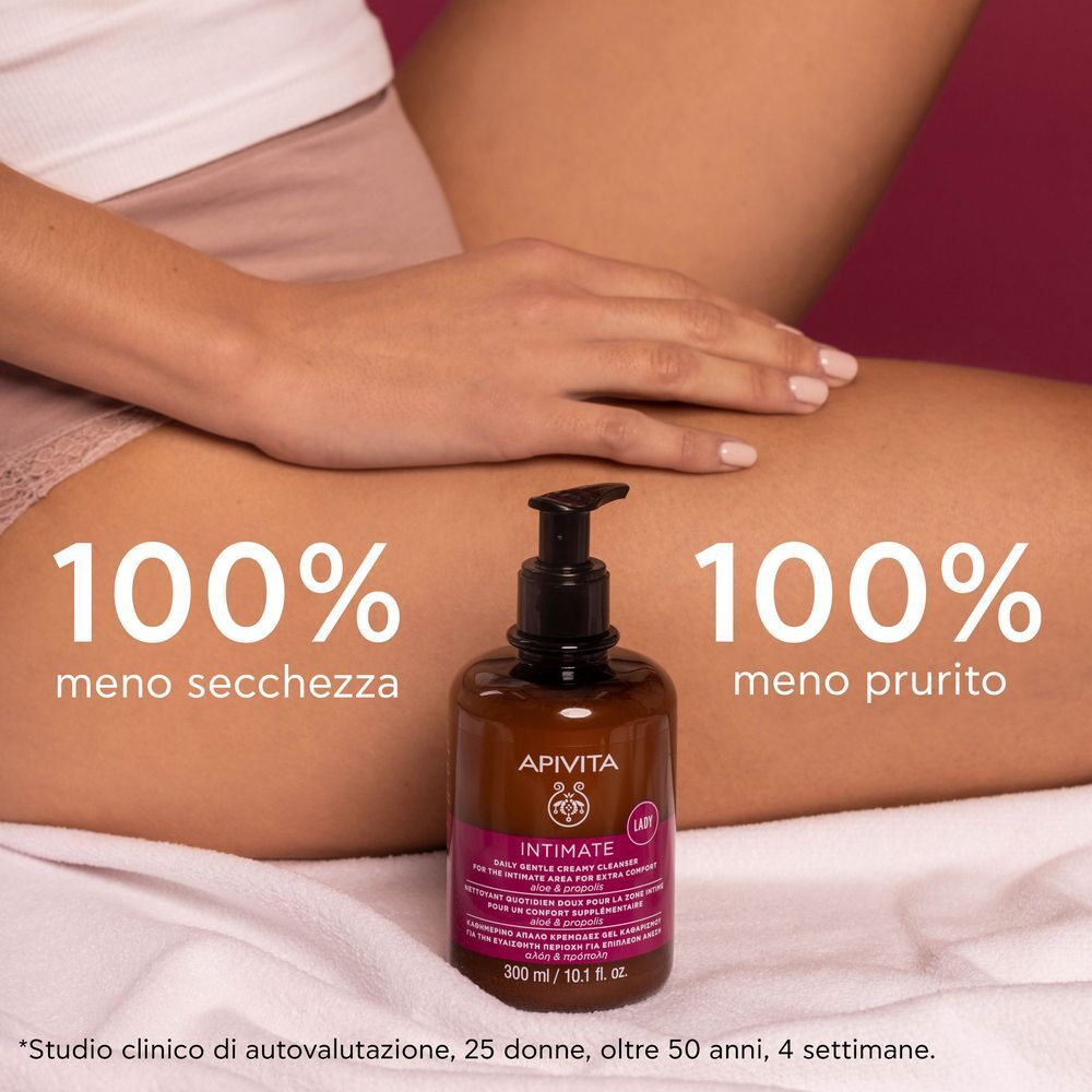 Detergente intimo Apivita Lady accanto a una donna su un asciugamano.