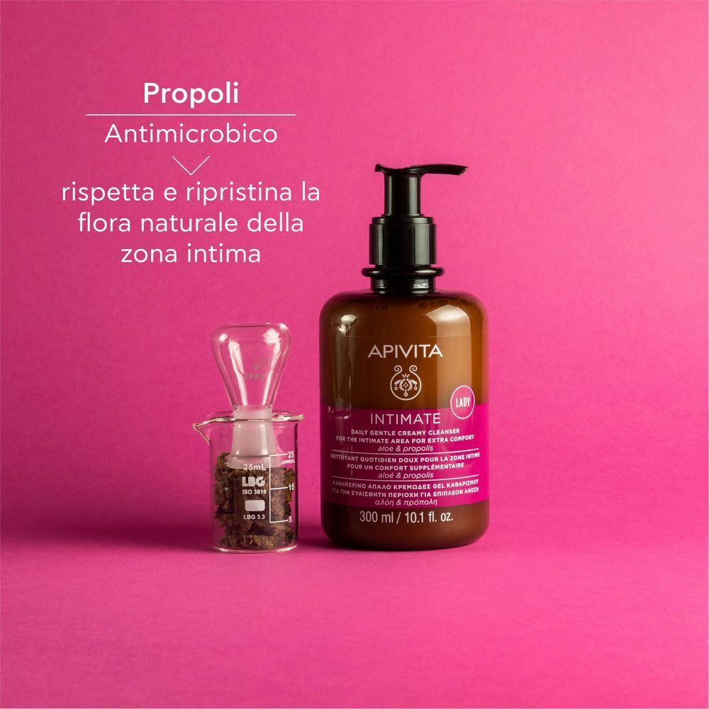 Detergente intimo Apivita Lady e un bicchiere con estratti di propoli.