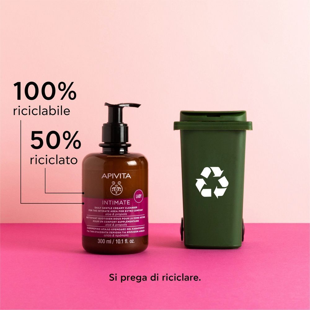 Detergente intimo Apivita Lady accanto a un bidone di riciclaggio verde.