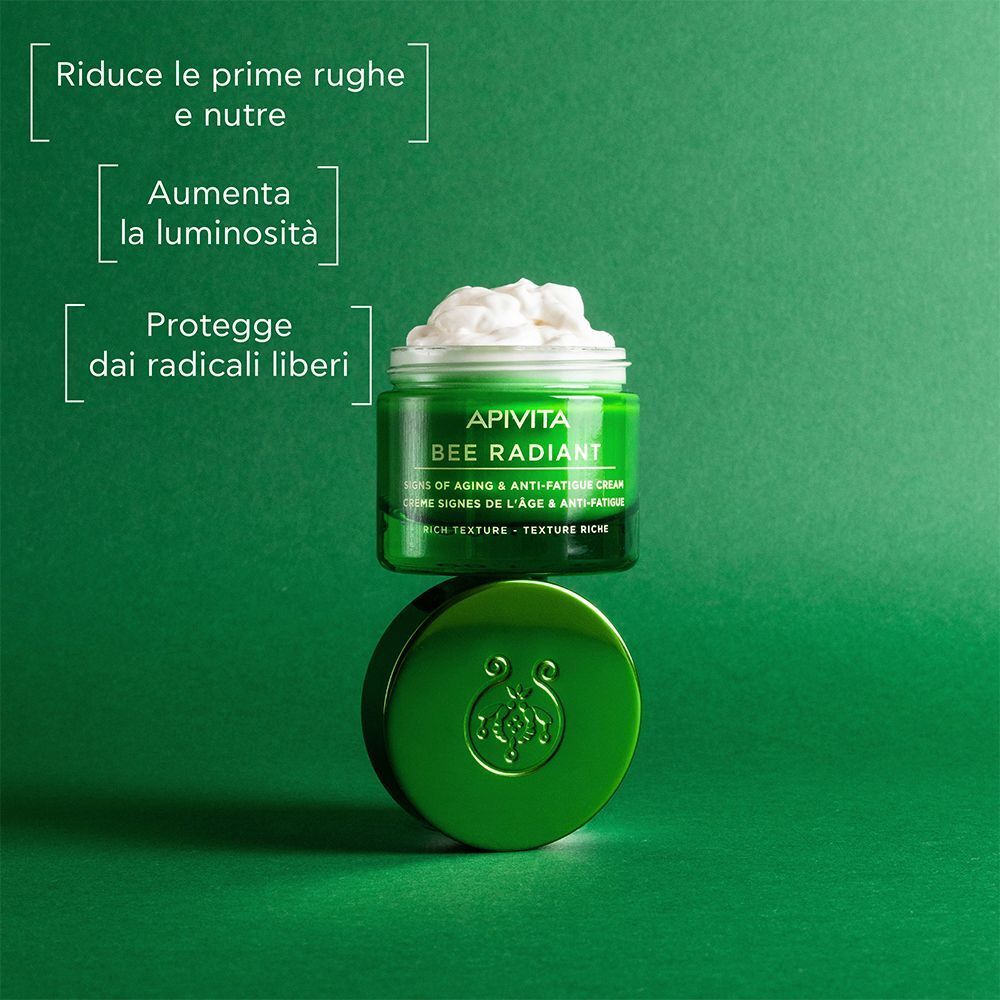 Vasetto aperto di crema viso APIVITA Bee Radiant, texture ricca.