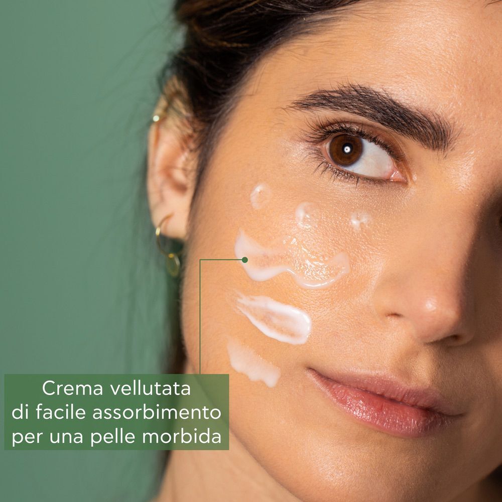 Crema viso APIVITA Bee Radiant accanto a un bidone per il riciclaggio.