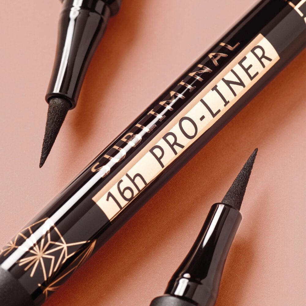 Primo piano di tre eyeliner neri. Dettaglio della punta e della scritta.