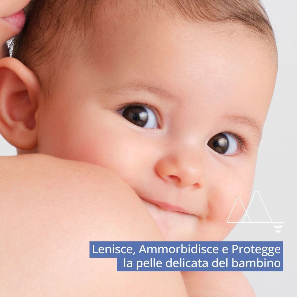 Un neonato sorride mentre la sua pelle delicata viene trattata con Uriage Bébé 1a Acqua Detergente. Lenisce e protegge.