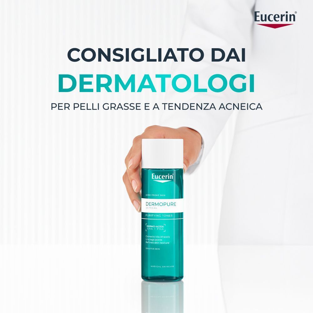 Una mano tiene Eucerin Dermopure Tonico Purificante, consigliato dai dermatologi per pelli impure.