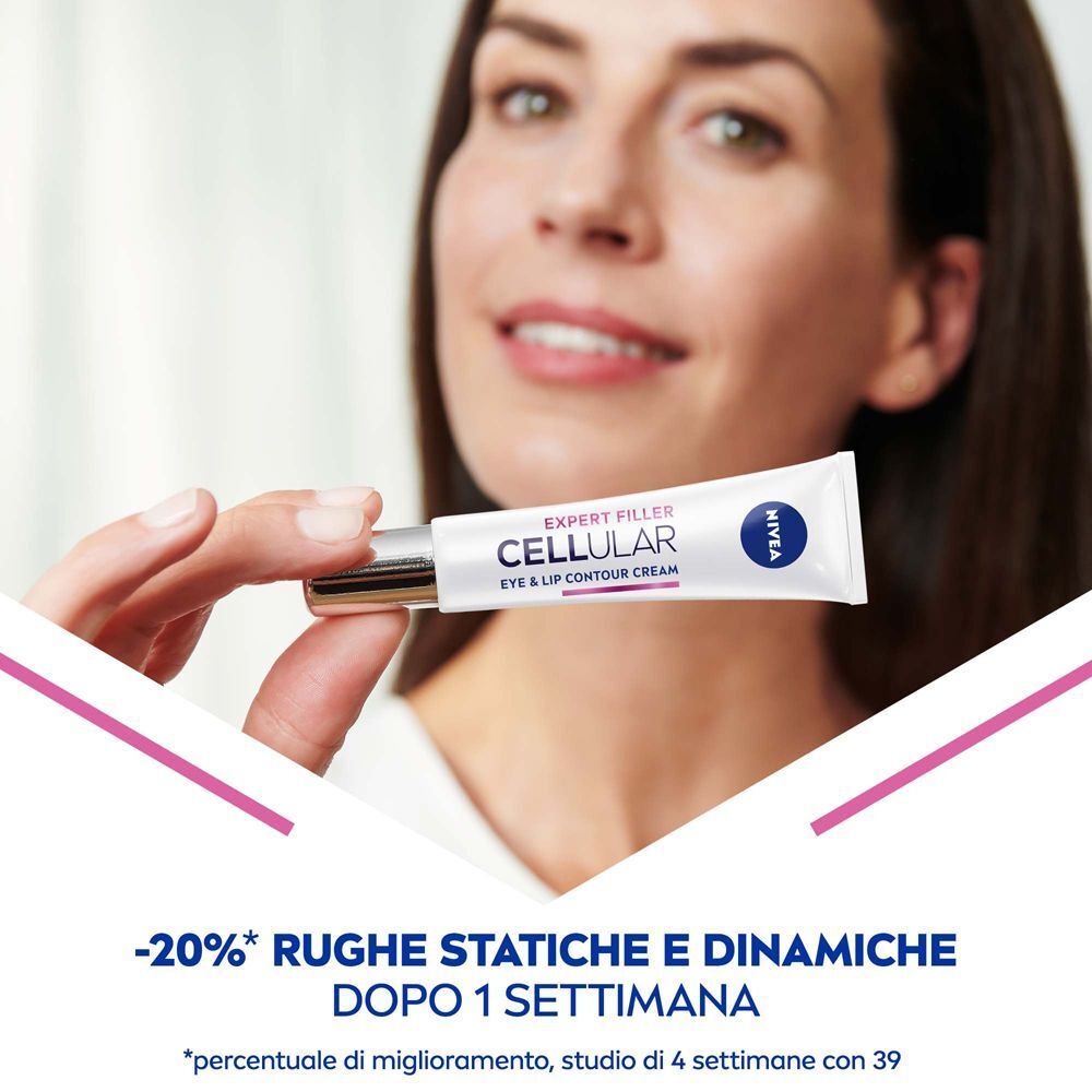Una donna tiene in mano un tubo di crema contorno occhi e labbra Nivea Cellular Expert Filler.