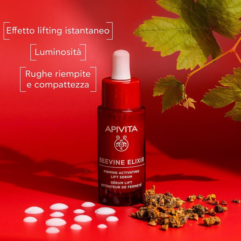 Flacone di siero Apivita Beevine Elixir vicino a foglie di vite e propoli.