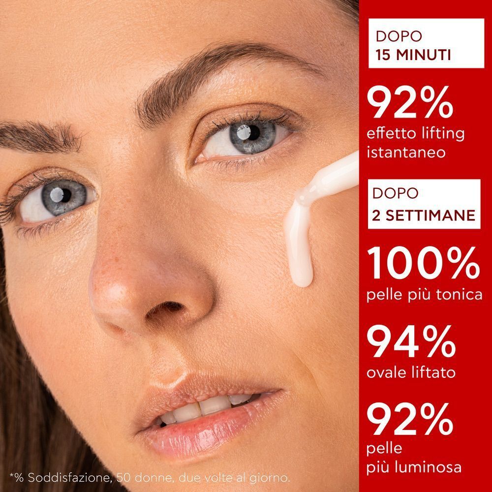 Viso di donna con texture di siero Apivita Beevine Elixir applicata.