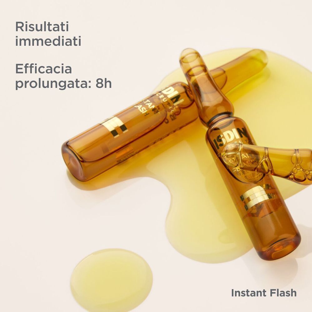 Due fiale ISDIN Instant Flash in un liquido giallo.