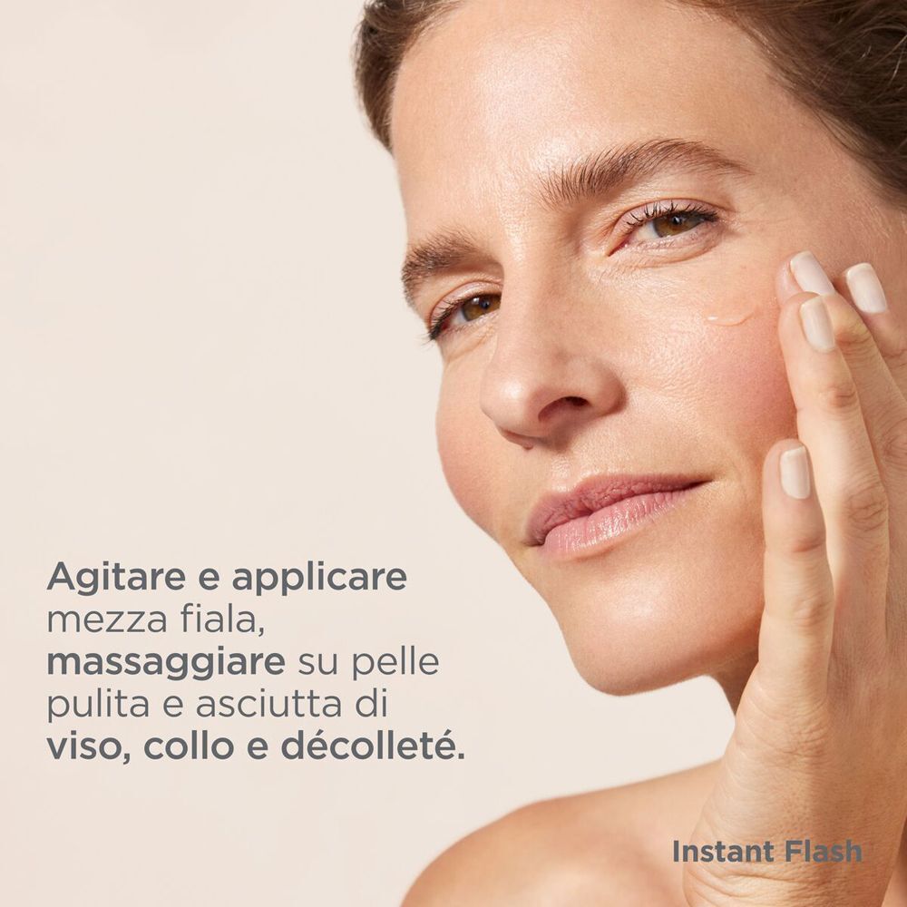 Donna che applica il siero ISDIN Instant Flash sul viso.