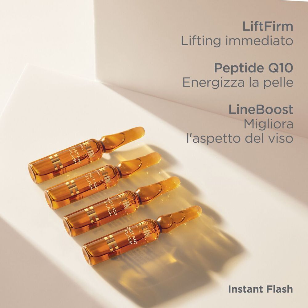 Quattro fiale ISDIN Instant Flash su una superficie inclinata.