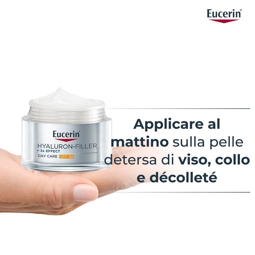 Eucerin Hyaluron-Filler Crema Giorno SPF30 in un vasetto tenuto in mano.