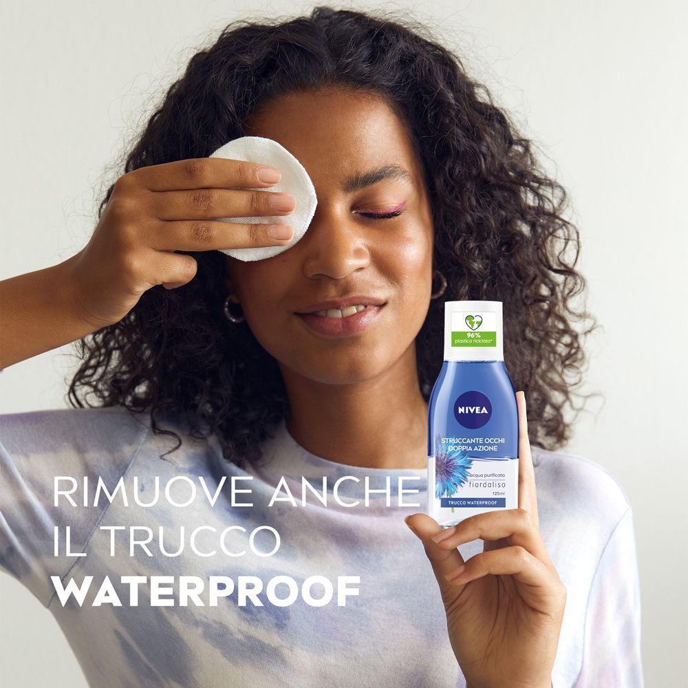Donna si strucca gli occhi con un dischetto di cotone e struccante Nivea.