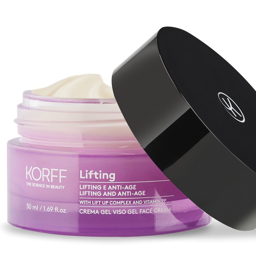Vasetto aperto di crema viso KORFF Lifting in vetro viola con tappo nero. Crema visibile.