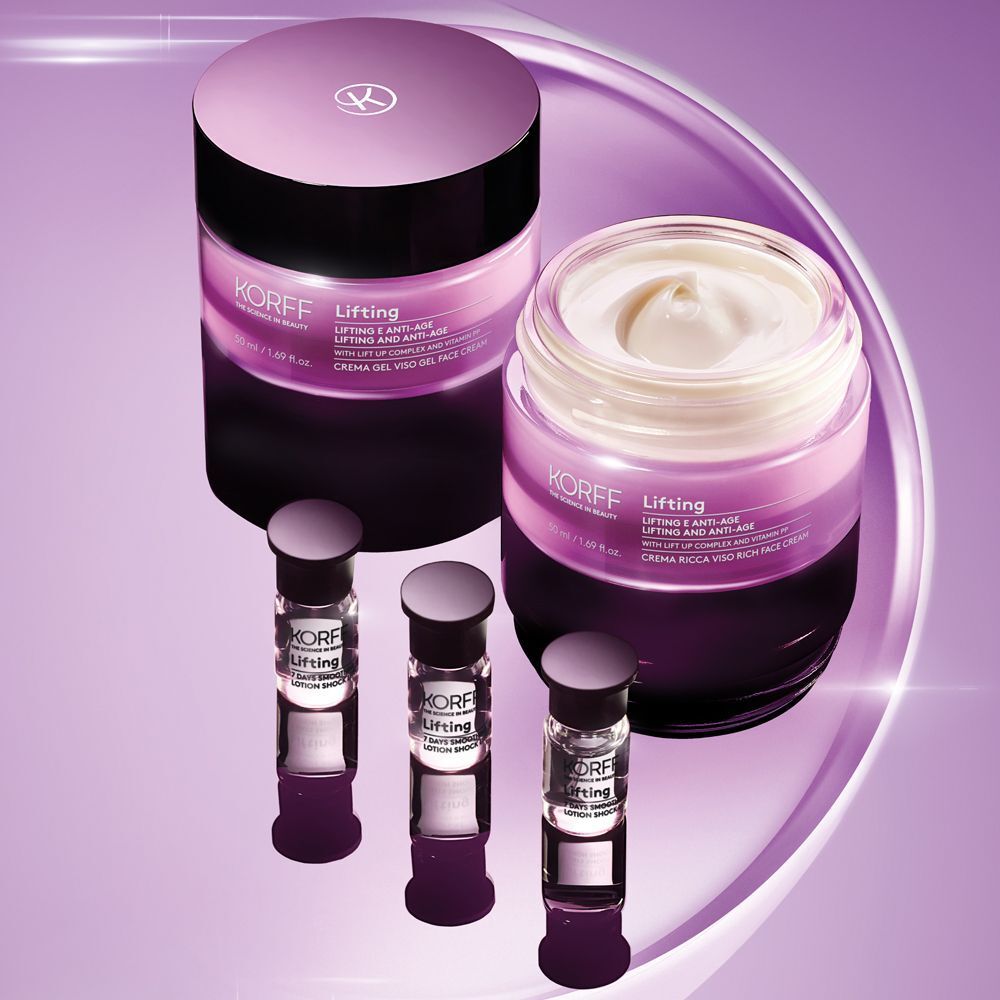 Vasetto di crema viso KORFF Lifting e tre fiale su sfondo viola riflettente.
