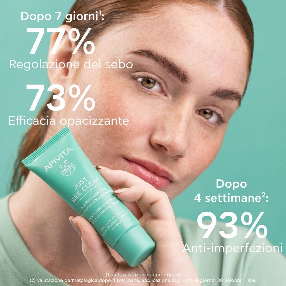 Donna con crema viso idratante opacizzante Apivita Just Bee Clear, risultati dopo 4 settimane.