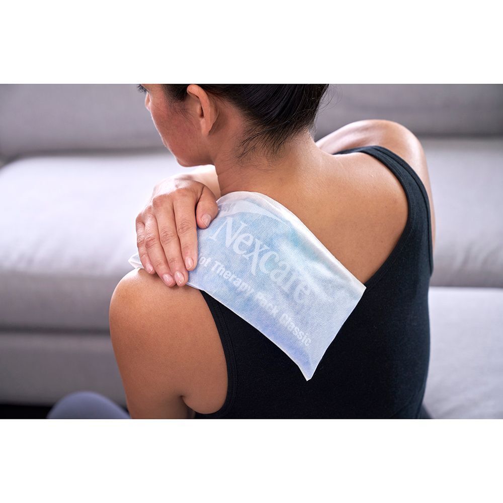 Nexcare ColdHot Classic Therapy Pack sulla spalla di una persona.