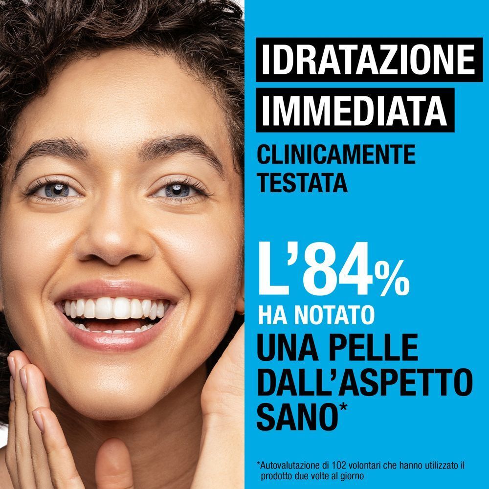 Donna con pelle sana, che mostra idratazione immediata e aspetto radioso.