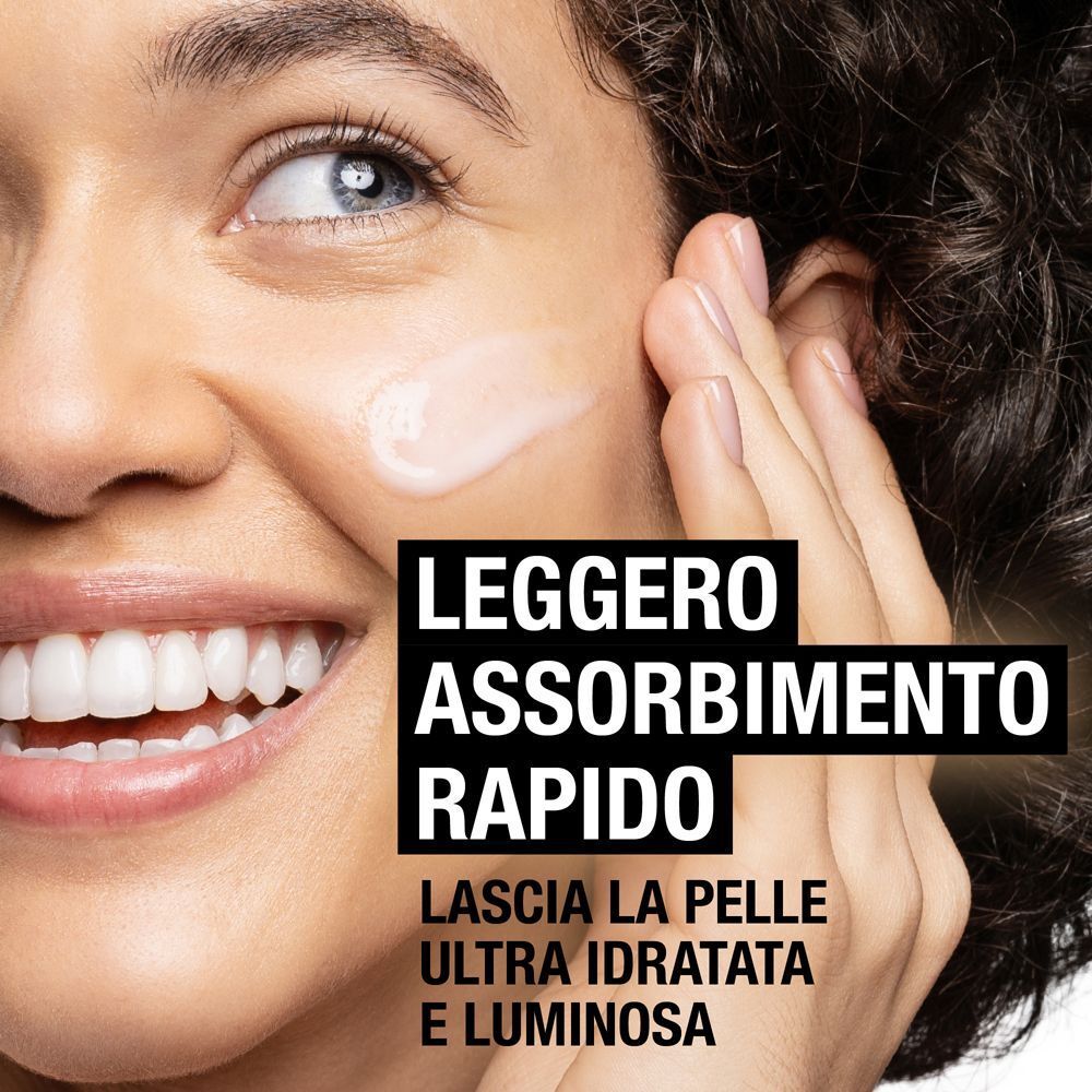 Donna applica siero a rapido assorbimento, lasciando la pelle ultra idratata e luminosa.