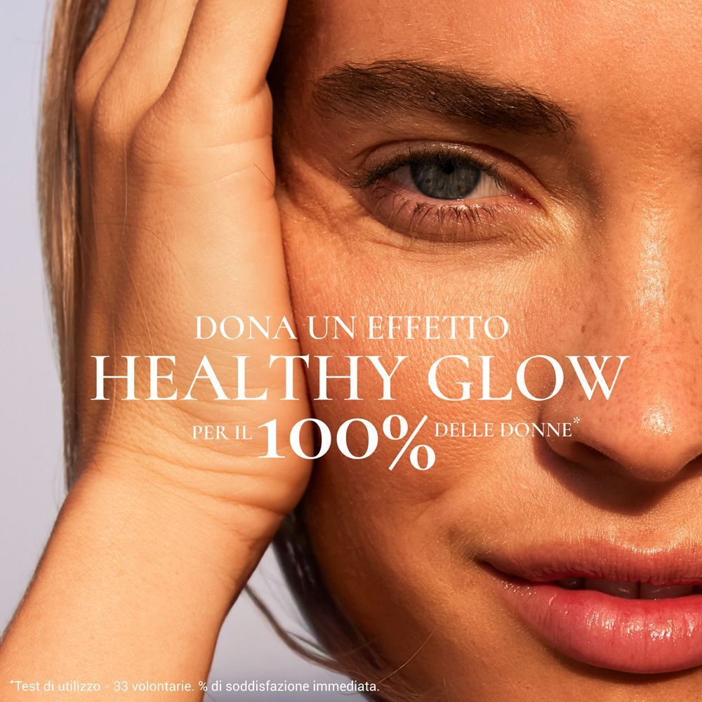 Primo piano del viso di una donna con testo: "Dona un effetto Healthy Glow per il 100% delle donne".