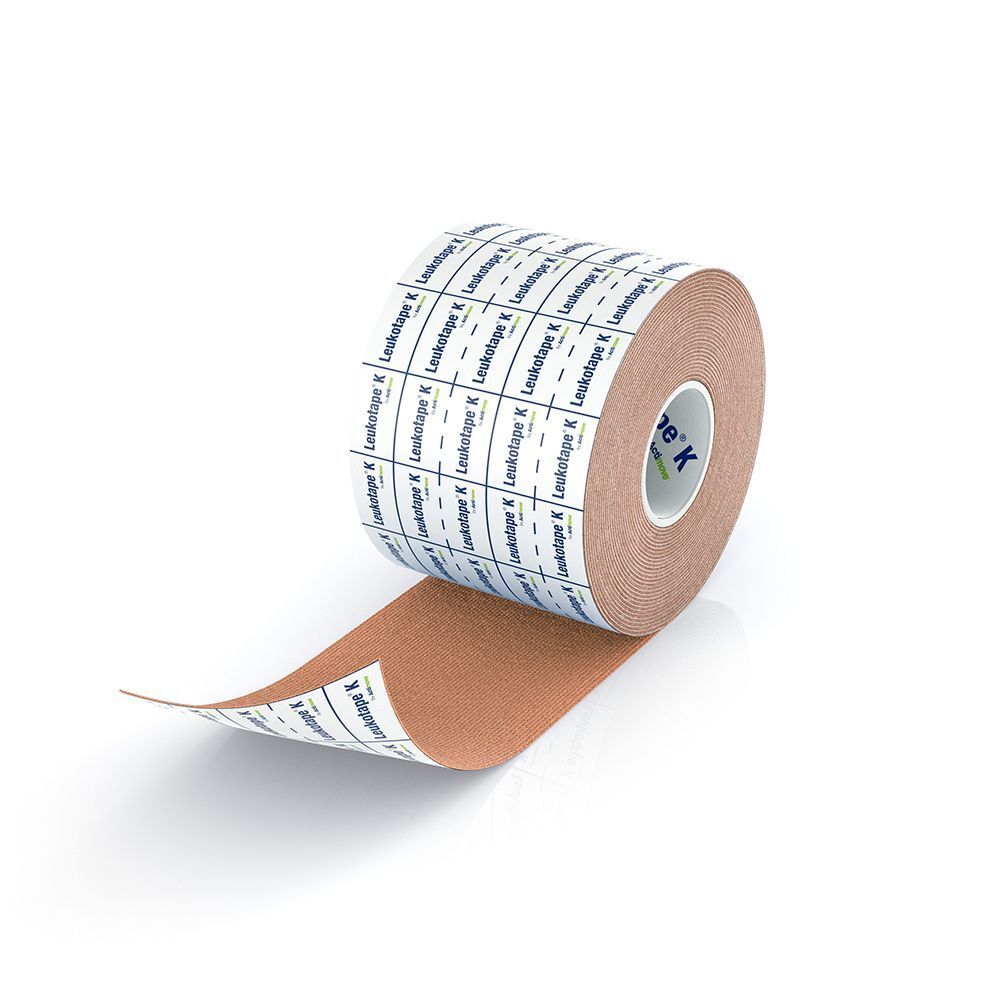 Un rotolo di Leukotape K Kinesiology Tape, 7.5cm x 5m. Nastro color carne con marcature stampate.