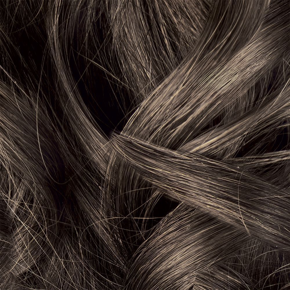 Primo piano di capelli castano scuro intrecciati, che mostrano texture e lucentezza.