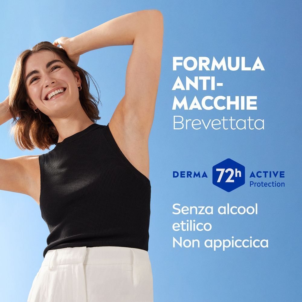 Donna con deodorante roll-on Nivea Black & White Invisible Original, protezione attiva 72h.