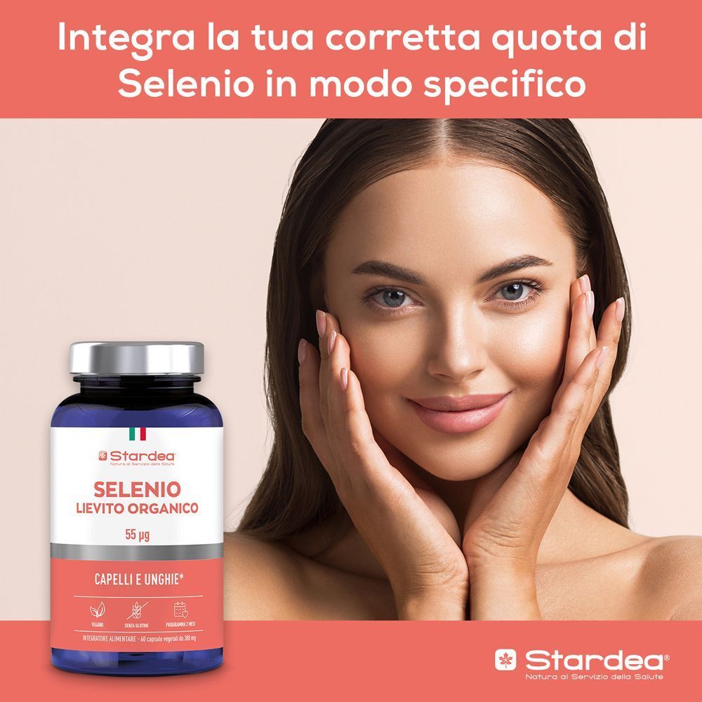 Donna con un flacone di Stardea Selenio Lievito Organico 55 µg per capelli e unghie.