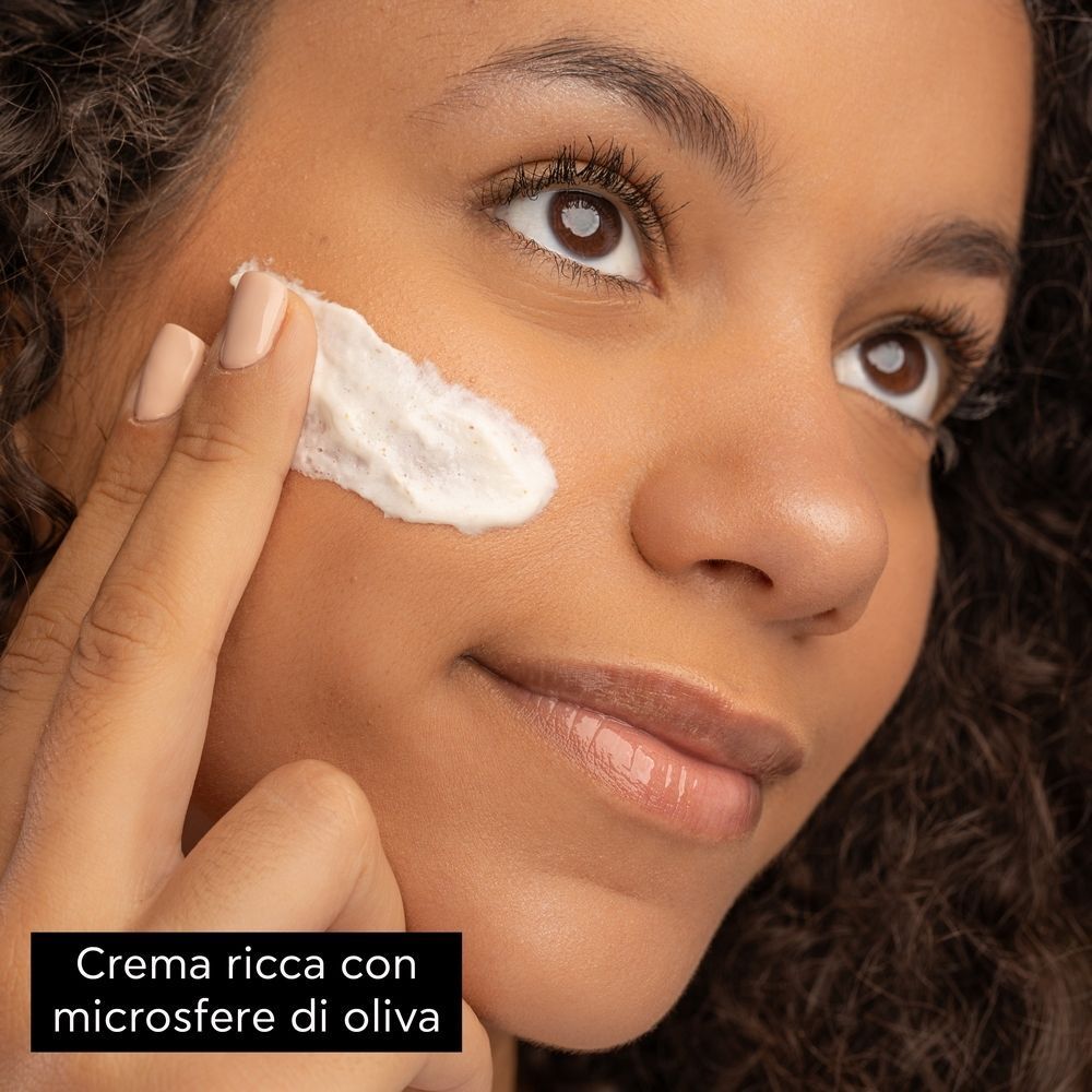 Donna applica APIVITA EXPRESS BEAUTY Scrub Viso con Oliva.