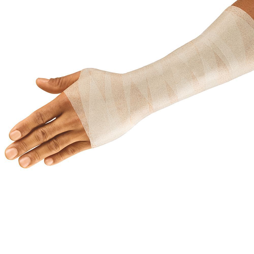Una mano e un avambraccio sono avvolti con benda sottile Tensoban.