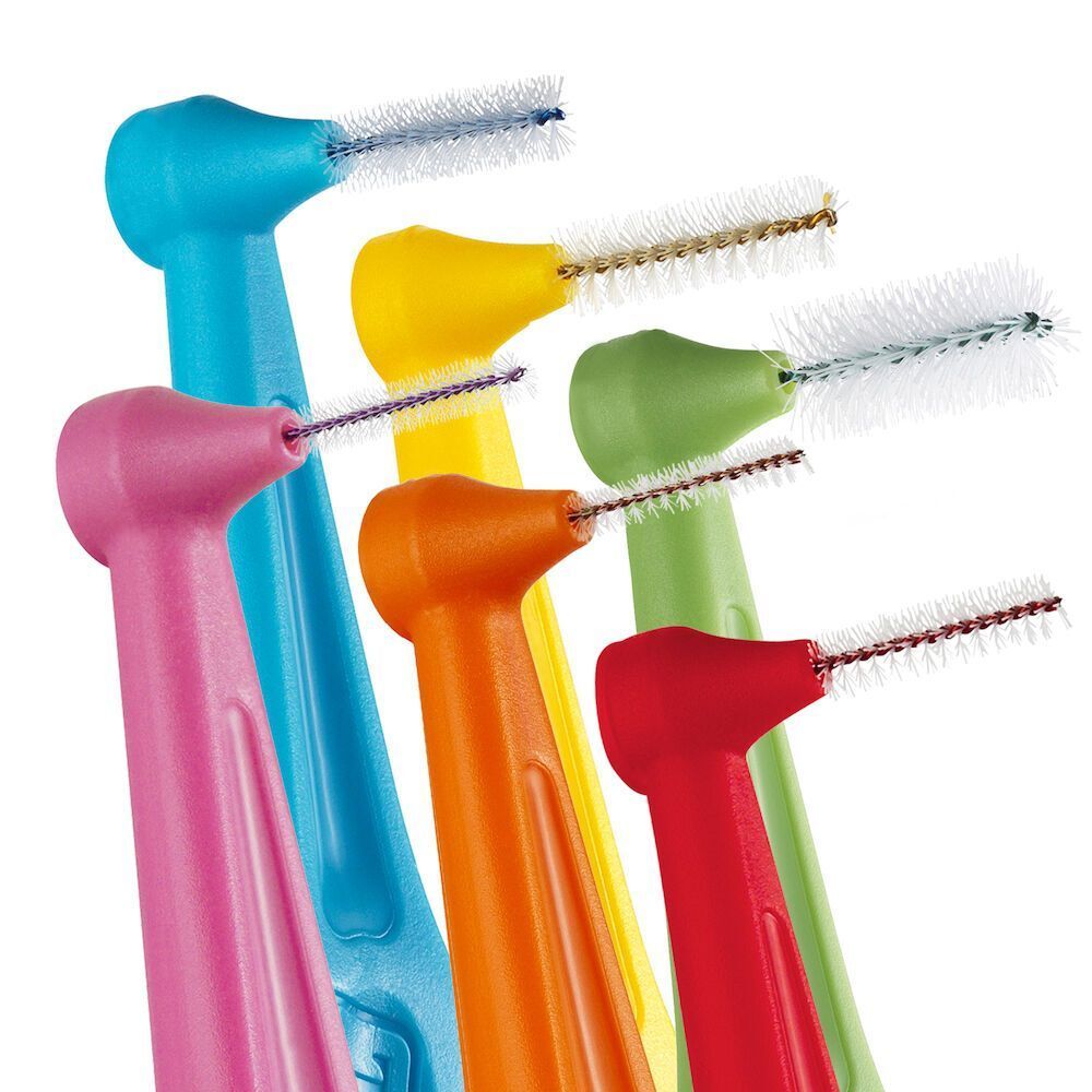 Primo piano di sei spazzolini interdentali TePe Angle con setole di vari colori.