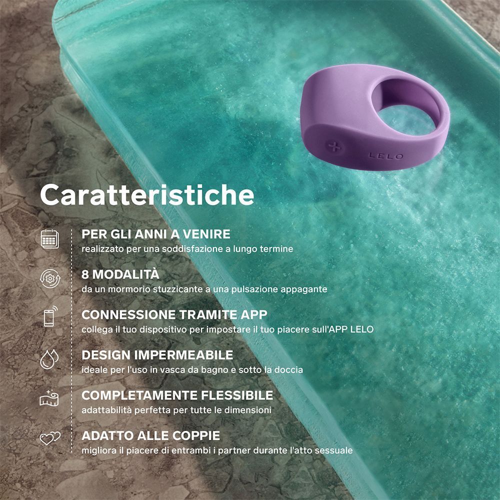 Anello vibrante viola su sfondo acquatico con caratteristiche: 8 modalità, connessione app, impermeabile, flessibile.