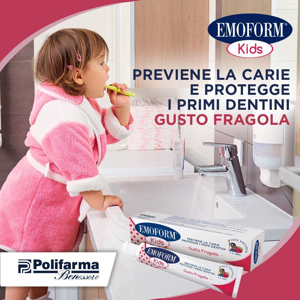 Bambina si lava i denti con dentifricio Emoform Kids fragola.