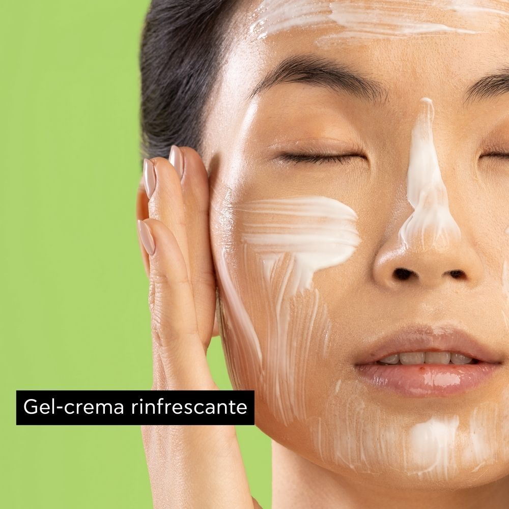 Donna con maschera viso APIVITA Express Beauty al cetriolo, 8 ml, sulla pelle.