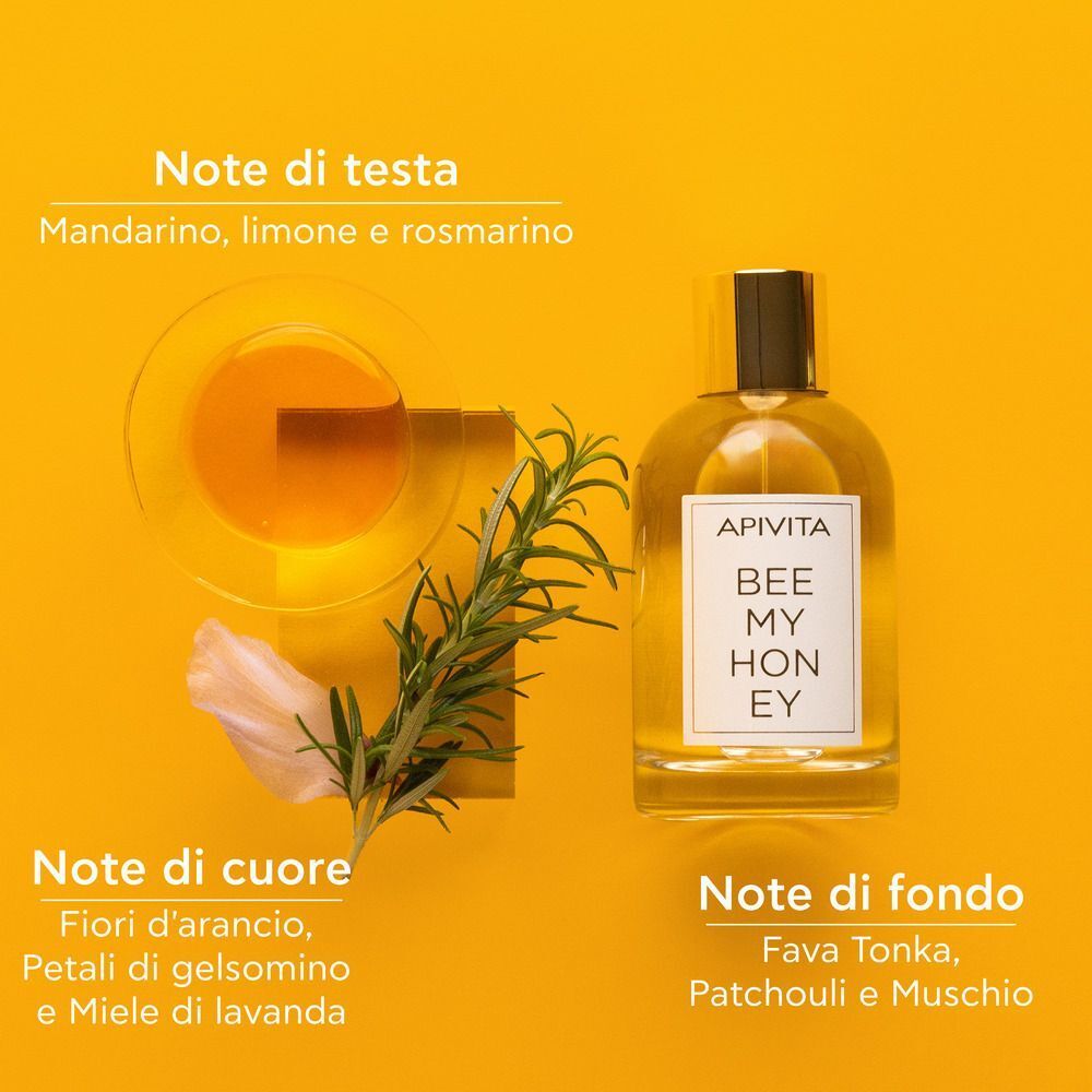 Flacone di APIVITA Bee My Honey Eau de Toilette con rametto di rosmarino e agrumi.