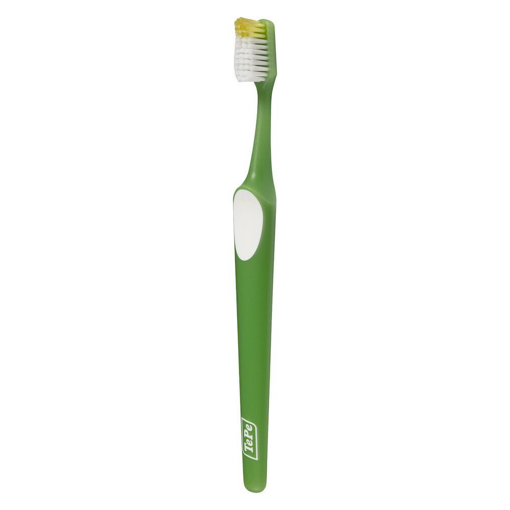 Spazzolino verde con area manico bianca e setole gialle. Logo TePe sul manico.