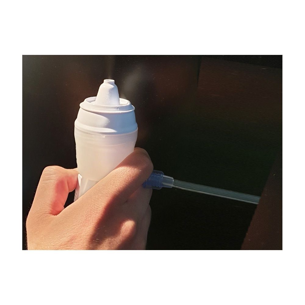 Mano che tiene una doccia nasale bianca con applicatore blu e tubo.