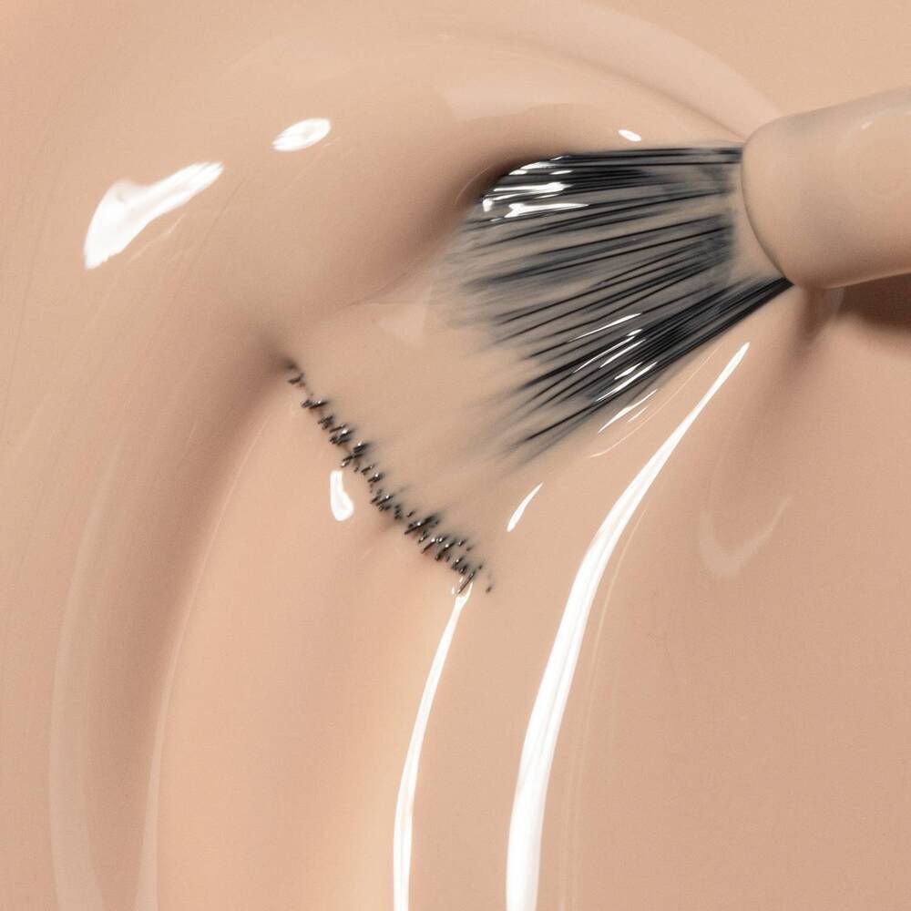 Primo piano dell'applicatore che stende lo smalto ASTRA Lasting Gel Effect color nude.