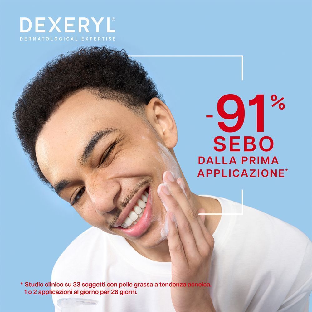 Uomo con gel schiumoso sul viso, Dexeryl Dexeclear.